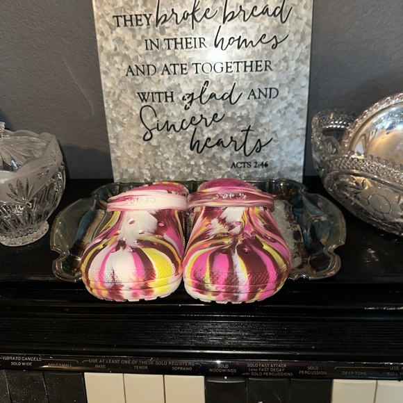 2 Pairs of crocs - Crocs Classic Tie Dye Lined and Yellow Daisy Croc Lined - Picture 6 of 14